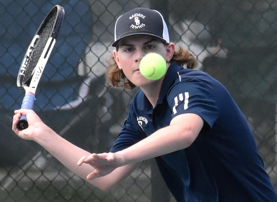 Max Petit dispara por encima de la red durante el partido de dieciseisavos de final de la División 2 del miércoles en las canchas de tenis Douglas C. Chapman en el campus de la escuela secundaria regional Somerset Berkley en Somerset el 29 de mayo de 2024.