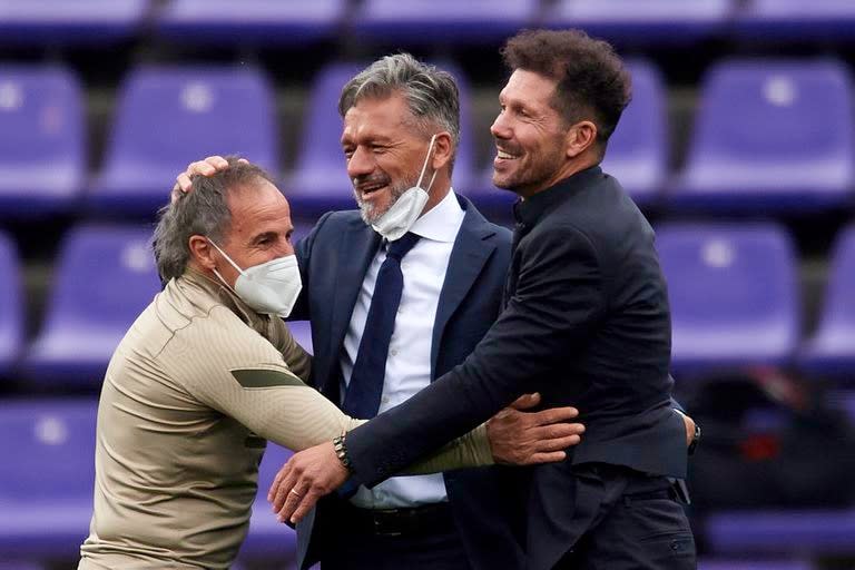 Campeones de la Liga española con Atlético de Madrid, un instante de relajación entre tanta intensidad; Vivas, con el profe Ortega y Simeone, su jefe, su amigo 