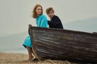 <p>Mit “Am Strand” veröffentlichte der britische Autor Ian McEwan vor elf Jahren einen Beststeller. Nun erobert das Buch in Form der gleichnamigen Verfilmung die Leinwand. Im Zentrum steht ein junges Ehepaar (Saoirse Ronan und Billy Howle), das am Strand von Chesil Beach im englischen Dorset seine Flitterwochen verbringt. Der Druck vor der bevorstehenden Hochzeitsnacht macht die beiden zu schaffen. Bei Gesprächen über ihre Vergangenheit und ihre Zukunftspläne stellen sie fest, dass sie unterschiedliche Vorstellungen vom Leben haben. Saoirse Ronan spielte schon 2007 in “Abbitte”, der preisgekrönten Verfilmung von McEwans gleichnamigem Roman-Beststeller, eine der Hauptrollen. (Bild: Prokino Filmverleih) </p>