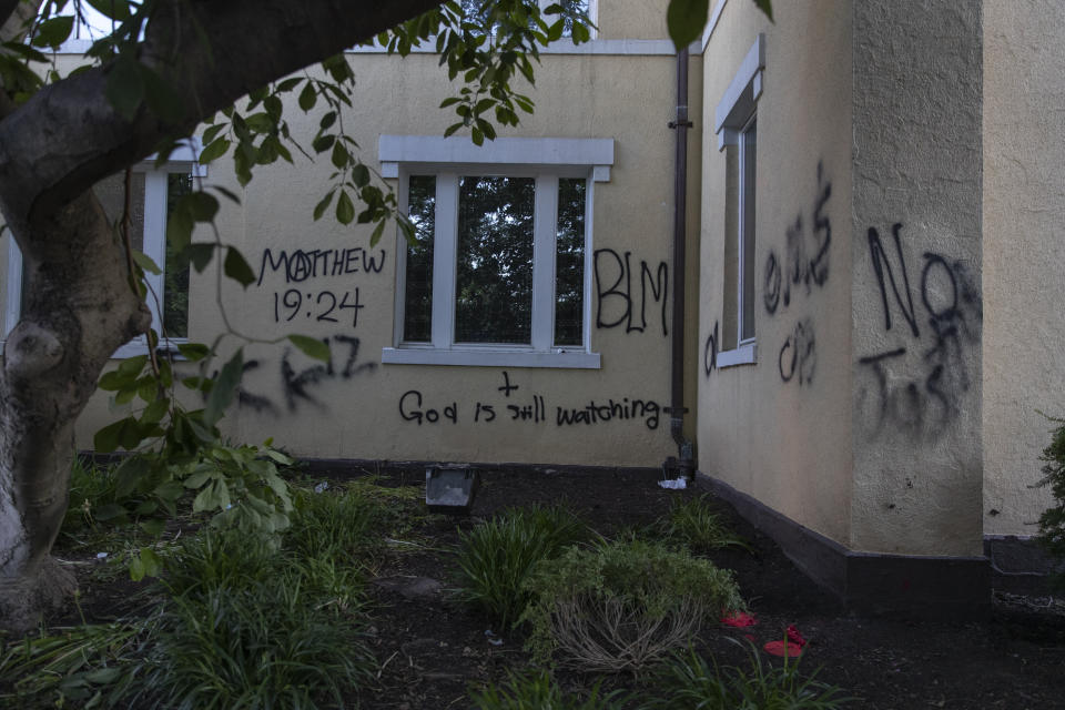 St. John's Episcopal Church covered in spray paint after protests.  (Photo: AP Photo/Carolyn Kaster)