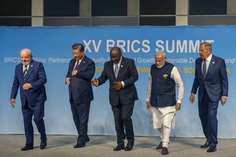 El presidente de Brasil, Luiz Inácio Lula da Silva, el presidente de China, Xi Jinping, el presidente de Sudáfrica, Cyril Ramaphosa, el primer ministro de la India, Narendra Modi, y el ministro de Asuntos Exteriores de Rusia, Sergei Lavrov, posan para una foto de grupo de los BRICS durante la Cumbre de los BRICS de 2023 en Johannesburgo, Sudáfrica, el 23 de agosto de 2023. 