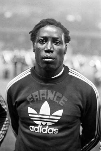 <p>Footballeur international français, défenseur légendaire, Jean-Pierre Adams a été sélectionné vingt-deux fois en équipe de France entre 1972 et 1976. Durant sa carrière, il joue pour les clubs du Nîmes Olympique, de l’OGC Nice, du PSG et du FC Mulhouse. Il est deux fois vice-champion de France : en 1972 avec Nîmes puis en 1976 avec Nice. Il rentre dans l’histoire du football français grâce à la redoutable charnière centrale défensive qu’il forme avec Marius Trésor.<br> En 1982, suite à une erreur d’anesthésie lors d’une opération du genou, il tombe dans un coma qui durera 39 ans. Il s’éteint le 6 septembre 2021, à 73 ans, entouré par sa famille et son épouse, qui est toujours restée à ses côtés. © AFP</p> 