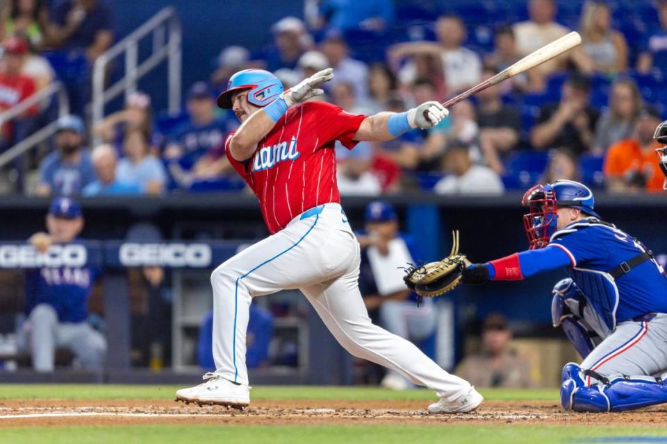 El tercera base de los Marlins Jake Burger batea un hit en el segundo inning del partido ante los Rangers de Texas, celebrado el 1ro de junio de 2024 en Miami.