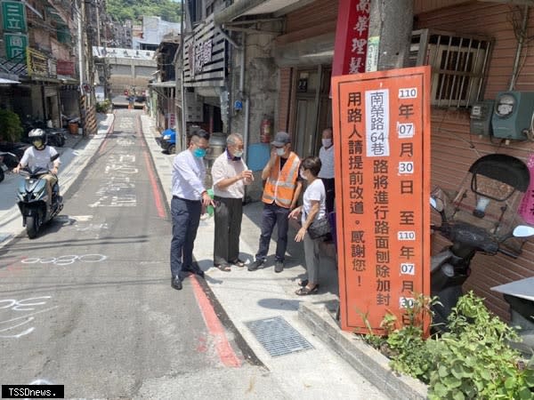 通往三坑火車的南榮路六十四巷施作路面及水溝改善工程，市議員童子瑋親自前往現場了解施作情形。〈記者王世明攝〉