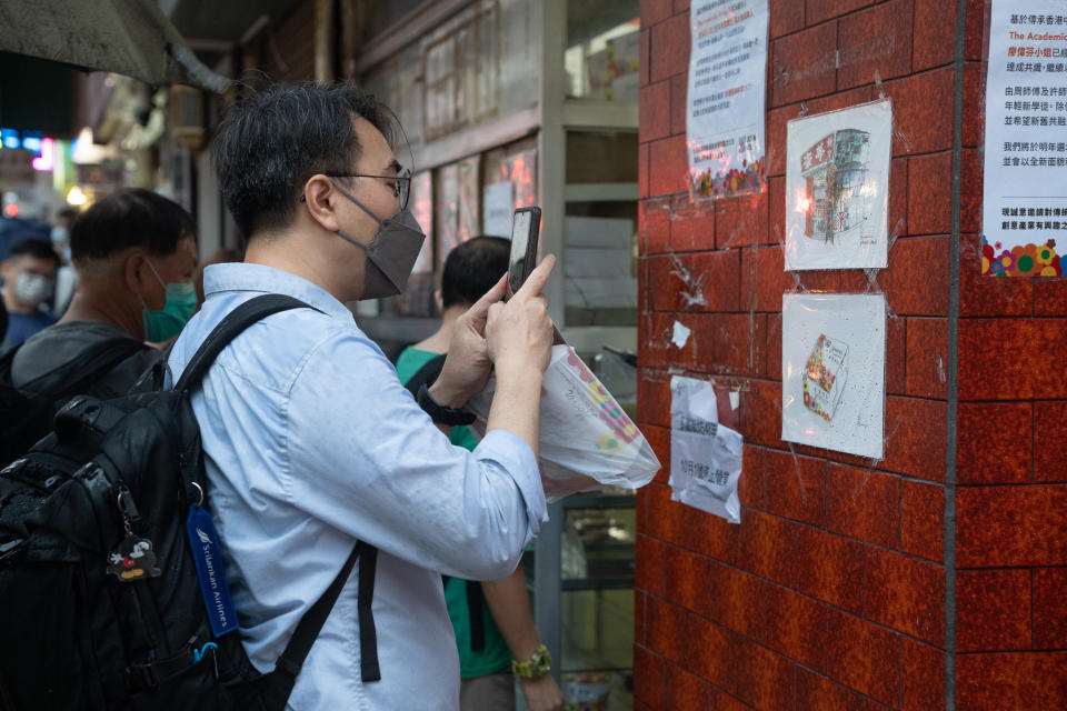 店外貼有本地插畫家繪畫的餅店外貌，引來不少客人拍照。
