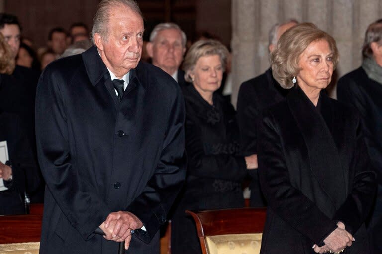 En esta foto de archivo tomada el 29 de enero de 2020, el ex rey de España Juan Carlos I y su esposa Sofía asisten al funeral de la hermana de Juan Carlos, la Infanta Pilar de España