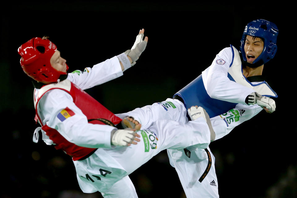 RIO DE JANEIRO, BRAZIL - AUGUST 19:  Wei-Ting Liu of Taipei competes against Aaron Cook of Moldova during the Men's -80kg preliminary Taekwondo round on Day 14 of the Rio 2016 Olympic Games at Carioca Arena 3 on August 19, 2016 in Rio de Janeiro, Brazil.  (Photo by Sean M. Haffey/Getty Images)