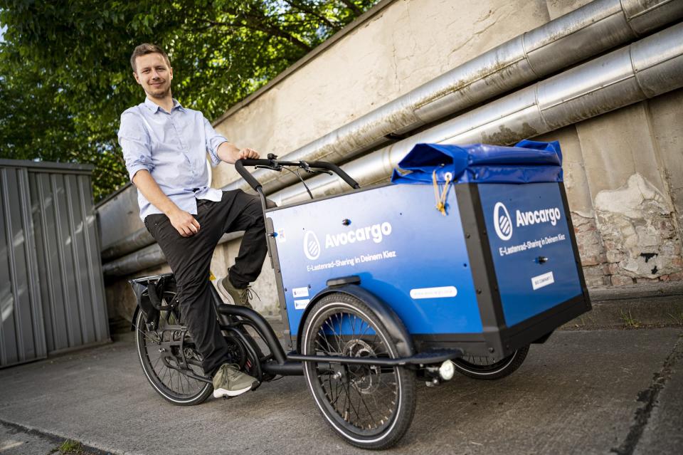 Matti Schurr, CEO und Co-Founder von Avocargo, sitzt auf einem Lastenfahrrad seiner Firma.  - Copyright: dpa