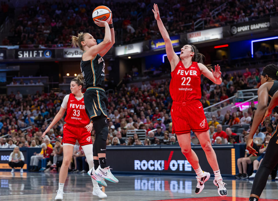 INDIANAPOLIS, INDIANA - JULY 06: Courtney Vandersloot #22 of the New York Liberty throws the ball against Caitlin Clark #22 of the Indiana Fever at Gainbridge Fieldhouse on July 6, 2024 in Indianapolis, Indiana. NOTE TO USER: User expressly acknowledges and agrees that by downloading and/or using this photograph, user agrees to the terms of the Getty Images License Agreement. (Photo by Michael Hickey/Getty Images)