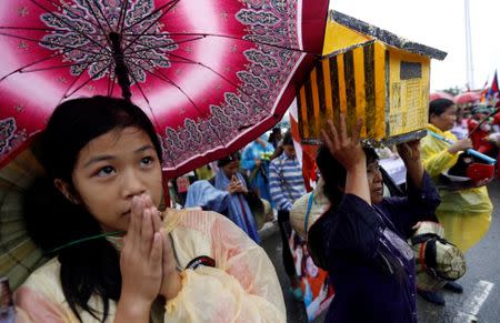 People take part in a rally marking World Habitat Day, to appeal to the Cambodian government to stop evicting people from their homes, according to rally organisers, in central Phnom Penh October 10, 2016. REUTERS/Samrang Pring