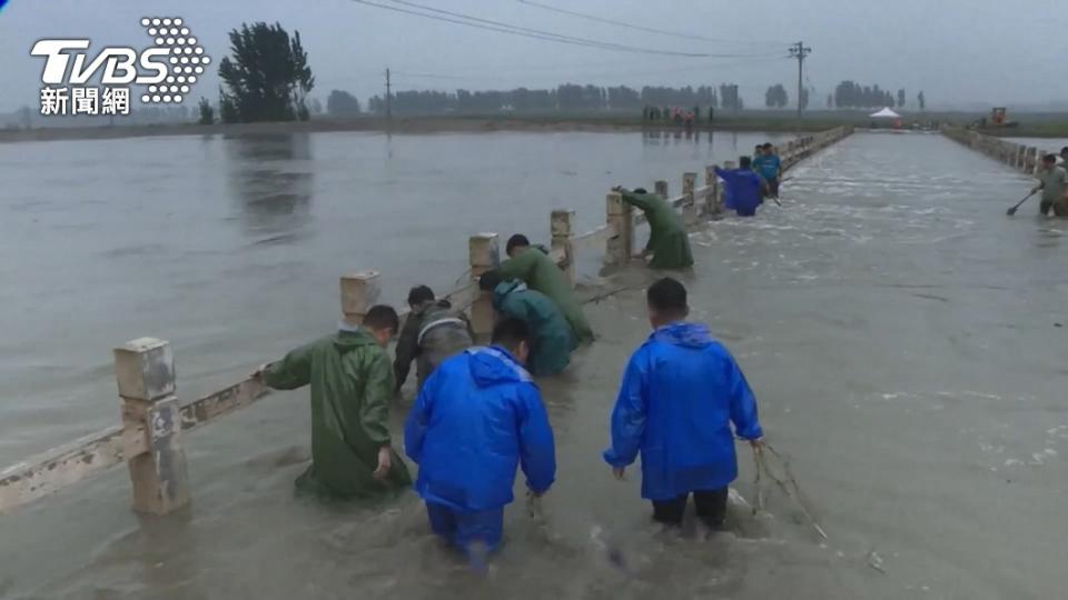 中國大陸河南省遭受暴雨襲擊。（圖／TVBS）