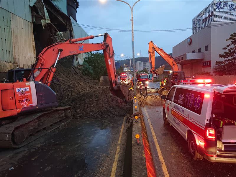 迴龍砂石場坍塌壓在行駛的計程車上，司機被救出時已死亡。（圖／翻攝畫面）