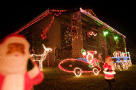 Das Fest der Liebe nimmt man auch in Südafrika zum Anlass, um sein Haus herauszuputzen. Nette Erkenntnis nebenbei: Hier fährt der Weihnachtsmann einen kleinen Flitzer. (Bild: AFP)