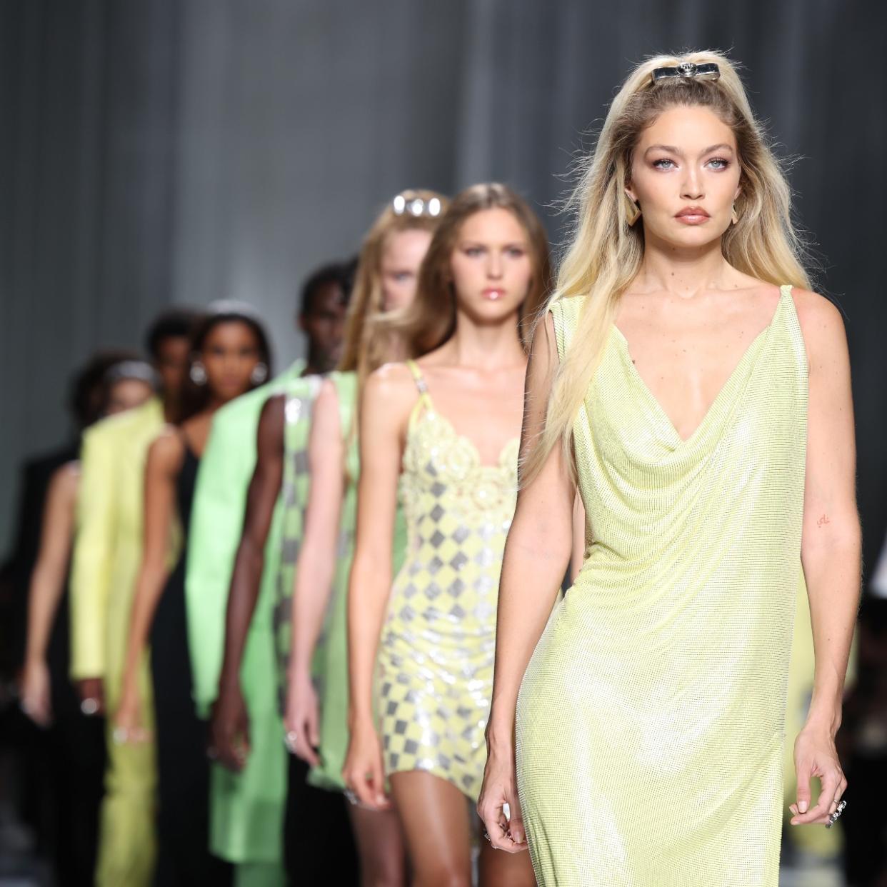  Gigi Hadid walks in Versace. 