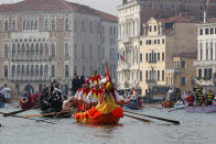 Lo spettacolo ha celebrato l'incontro tra 2 elementi, acqua e aria, con acrobati e giocolieri, mangiatori di fuoco e ballerine. Nel Rio di Cannaregio hanno sfilato una decina di imbarcazioni. Il suono degli archi ha accompagnato lo show. Un giocoliere ha maneggiato il fuoco, seguito dalle evoluzioni di un ballerino dentro una bolla. Poi le note di 'Sound of Silence' hanno accompagnato la coreografia di una danzatrice dentro una sfera trasparente mentre un acrobata, su un braccio meccanico, ha volteggiato sospeso nell'aria. (AP Photo/Antonio Calanni)