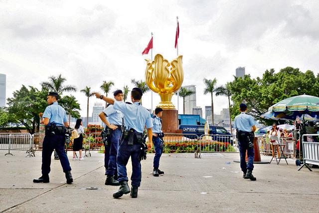 警方表示，將對市民受影響時間減到最短，大批警員昨在金紫荊廣場部署保安工作。（陳永康攝）