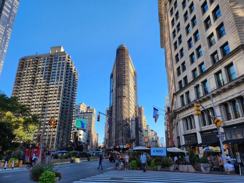 <p>A picture taken with the Galaxy Z Flip 4 showing the Flatiron Building in Manhattan, as well as the buildings surrounding it and the pedestrian plaza in front of it.</p>
