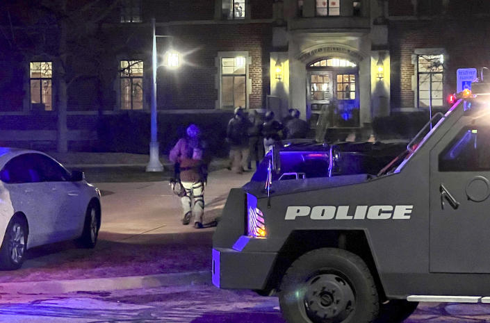 Image: Des policiers avec des armes tirées entrent dans le Phillips Hall de la Michigan State University à East Lansing après des informations faisant état d'une fusillade sur le campus lundi.  (Jakkar Aimery / Detroit News via AP)