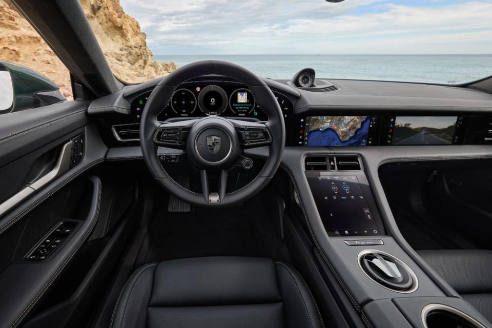 全新 Taycan 儀錶板、中央螢幕與選配的乘客資訊娛樂顯示螢幕都有更多功能，並針對使用者介面進行升級。全新的車載影音功能可在中央螢幕與乘客資訊娛樂顯示螢幕上觀看串流影音。(圖片提供：Porsche Taiwan)