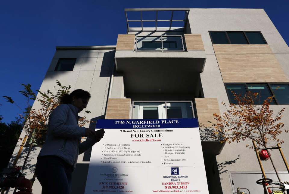 En skylt är uppsatt framför nya bostadsrätter till salu den 19 december 2022 i Los Angeles, Kalifornien. (Kredit: Mario Tama/Getty Images)