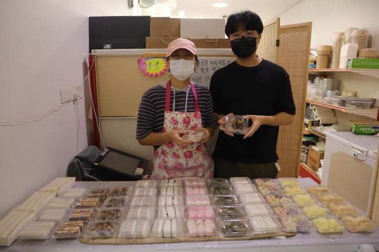 Bosong rice cake - owners posing