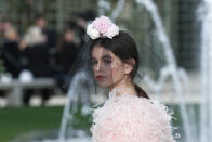 <p>Karl Lagerfeld hat ein Gespür dafür, die angesagtesten Models ihrer Generation zu entdecken. Auch bei Kaia Gerber, die im letzten Jahr zum absoluten Star am Modehimmel avancierte, lag der Designer richtig. Er schickte sie sowohl auf die Laufstege von Chanel und Fendi, machte sie zum neuen Chanel-Gesicht und lässt sie nun in Zusammenarbeit eine eigene Capsule Collection entwerfen. (Bild: AP Photo) </p>