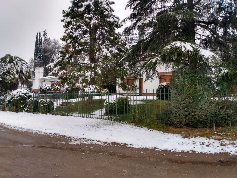 La nevada también soprendió a los habitantes de Río Ceballos, en Córdoba