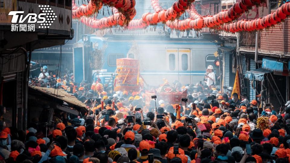 攝影師拍下媽祖鑾轎剛好停在平交道前的瞬間。（圖／攝影師Hzy.s授權提供）