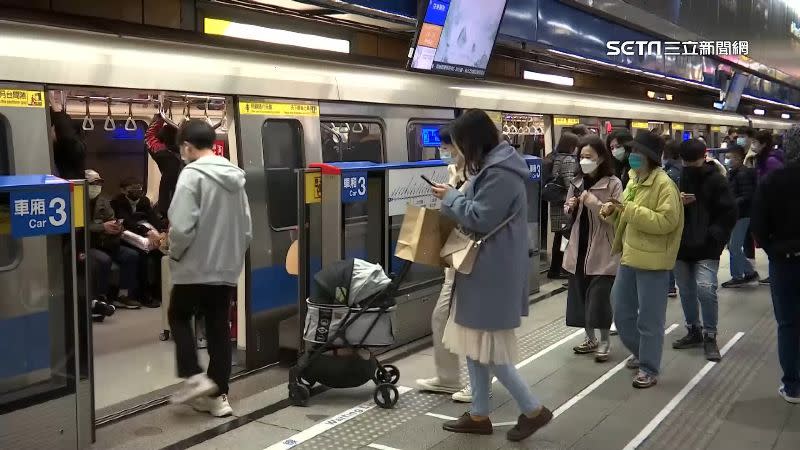 台北捷運提醒，車站或車廂內飲食可罰新台幣1500元以上、7500元以下罰鍰。（圖／翻攝自 台北捷運 官方YT頻道）