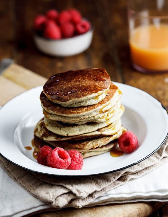 <p>En mixant simplement de la banane, de l’œuf, des flocons d’avoine et de la levure, on obtient une pâte à pancakes savoureuse et sans gluten.</p><p>Découvrez <a href="https://simply-delicious-food.com/easy-healthy-banana-oat-pancakes/" rel="nofollow noopener" target="_blank" data-ylk="slk:la recette;elm:context_link;itc:0;sec:content-canvas" class="link ">la recette</a></p><br>