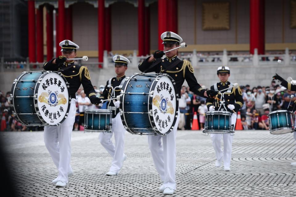 國慶演出學生樂儀旗隊交流，圖為海軍軍官學校鼓號樂隊表演。陳品佑攝