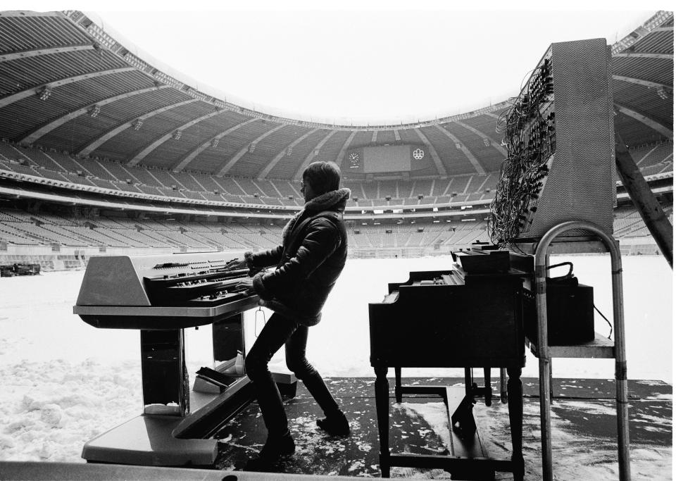 Keith Emerson during rehearsals for ELP's 'Works' tour at the Olympic Stadium in Montreal, Canada, February 1977. (Photo: Michael Putland via Getty Images)