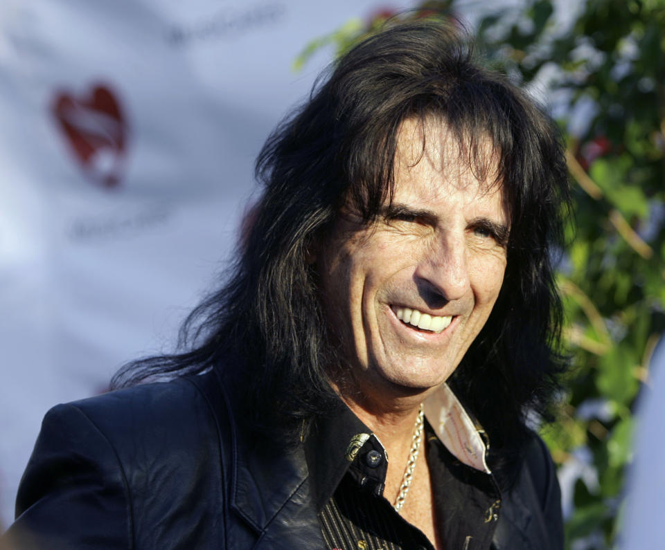 Musician Alice Cooper arrives for the third annual MusiCares MAP Fund Benefit Concert in Hollywood, California, May 11, 2007. The MusiCares MAP Fund provides members of the music community access to addiction recovery treatment regardless of their financial situation. REUTERS/Danny Moloshok (UNITED STATES)