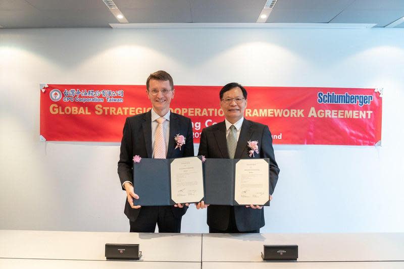 台灣中油副總經理張敏（右）和施蘭卜吉資深副總裁Frederik Majkut（左）代表雙方公司簽署全球戰略合作框架協議，就數位轉型、地熱能源等領域共同努力。（台灣中油提供）