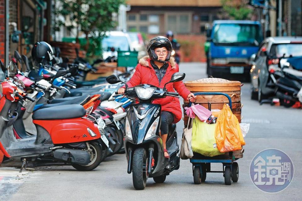 朱桂紅每天單手騎著機車，另一手拖著幾十公斤的攤車到新竹城隍廟前擺攤。