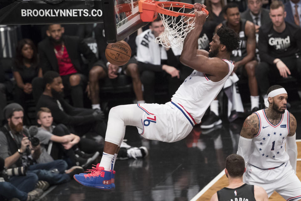 Joel Embiid, de los 76ers de Filadelfia, realiza una clavada en el cuarto partido de la serie de playoffs ante los Nets de Brooklyn, el sábado 20 de abril de 2019 (AP Foto/Mary Altaffer)