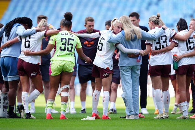 Manchester City’s Alex Greenwood (centre) and team-mates huddle up after the final whistle in the Barclays Women’s Super League match at Villa Park, Birmingham. 