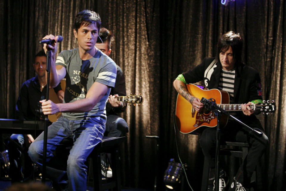 <p>In this season 34 episode, Enrique Iglesias performed his hit song "Somebody's Me" at Neil Winters' nightclub, Indigo. </p>