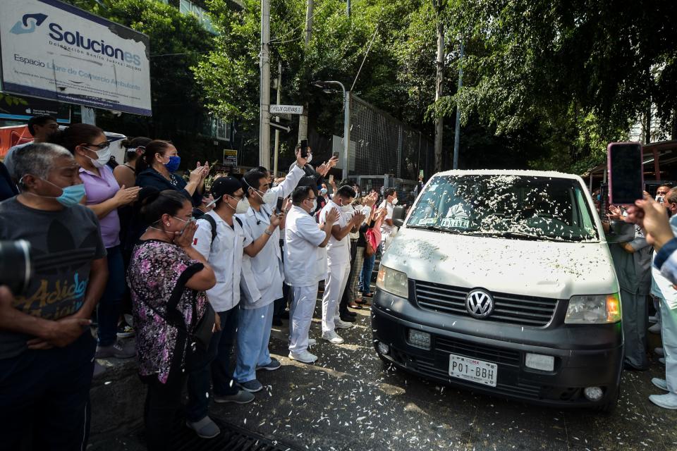 Los trabajadores de salud del hospital "20 de Noviembre" se despidieron de su compañero camillero Hugo López Camacho, quien murió de COVID-19, en la Ciudad de México, el 18 de mayo de 2020.  Foto de PEDRO PARDO / AFP a través de Getty Images.