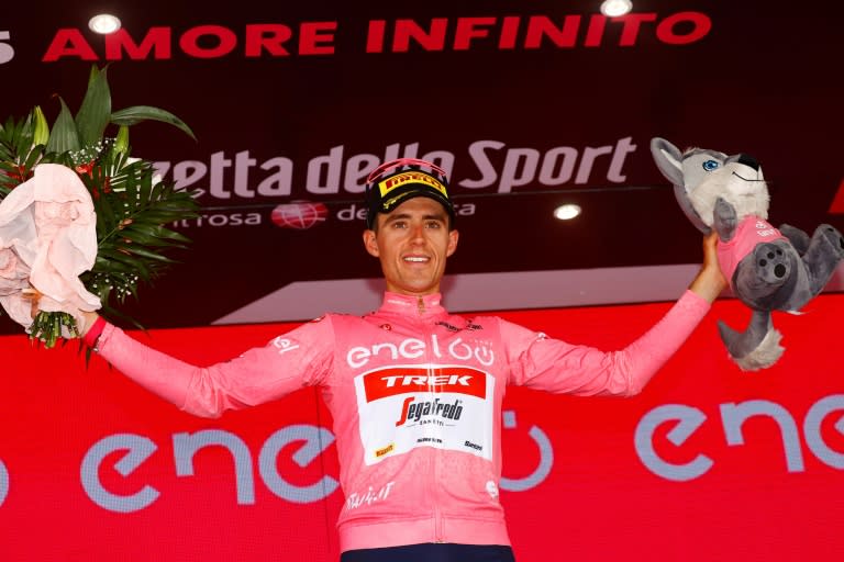 L'Espagnol Juan Pedro Lopez toujours maillot rose du Giro à l'arrivée de la 5e étape, le 11 mai 2022 à Messine (Sicile) (AFP/Luca Bettini)