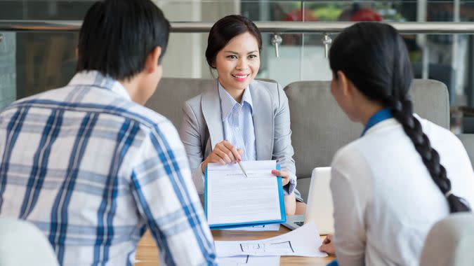 Expert showing how to fill the real estate sale contract.