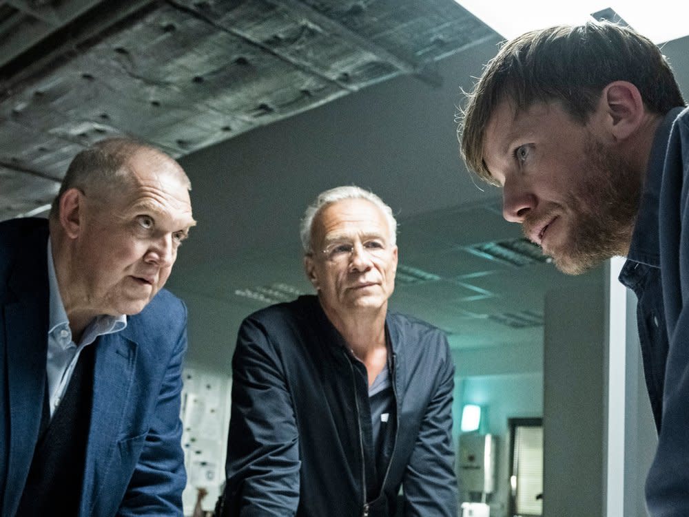 "Tatort: Der Reiz des Bösen": Max Ballauf (Klaus J. Behrendt) und Freddy Schenk (Dietmar Bär) befragen Torsten Merser (Nikolaus Benda). (Bild: WDR/Bavaria Fiction GmbH/Martin Valentin Menke)