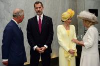 <p>Tras la abdicación de Juan Carlos I, los reyes Felipe VI y Letizia visitaron por primera vez Inglaterra en 2017. En la imagen aparece a Carlos III, por aquel entonces Príncipe de Gales, Felipe VI, ya rey de España, la Reina Letizia y Camila, Duquesa de Cornualles.</p>