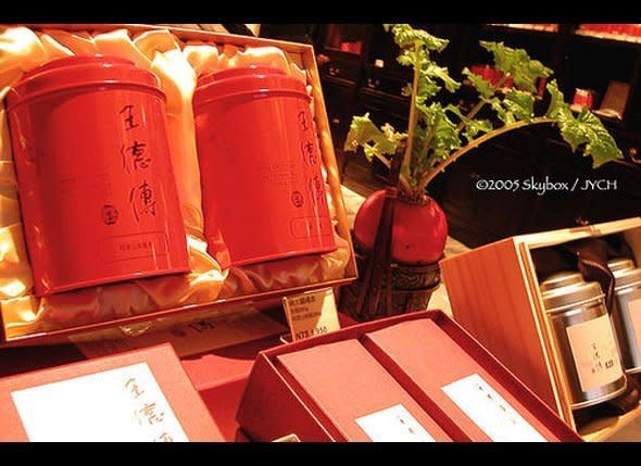 In Taiwanese culture, tea is most often given as a gift. Visiting tea-lovers should keep an eye out for <a href="http://www.dechuantea.com/" target="_hplink">Wang de Chuan</a>, a local brand that is not sold in the U.S. Between its artsy packaging (see above) and wide array of flavors available, the brand is perpetually popular for good reasons. The best place to go tea shopping is the Tea House on <a href="http://maps.google.com/maps?f=q&source=s_q&hl=en&geocode=&q=%E5%8F%B0%E5%8C%97%E5%B8%82%E5%B8%82%E5%BA%9C%E8%B7%AF45%E8%99%9FB1&vps=2&sll=25.033719,121.564107&sspn=0.009702,0.01929&g=%E5%8F%B0%E5%8C%97%E5%B8%82%E5%B8%82%E5%BA%9C%E8%B7%AF45%E8%99%9FB1&ie=UTF8&hq=&hnear=No.+45,+Sh%C3%ACF%C7%94+Rd,+Sinyi+District,+Taipei+City,+Taiwan+110" target="_hplink">Changchun Road</a> and Fuxing Sogo on the <a href="http://maps.google.com/maps?f=q&source=s_q&hl=en&geocode=&q=%E5%8F%B0%E5%8C%97%E5%B8%82%E5%B8%82%E5%BA%9C%E8%B7%AF45%E8%99%9FB1&vps=2&sll=25.033719,121.564107&sspn=0.009702,0.01929&g=%E5%8F%B0%E5%8C%97%E5%B8%82%E5%B8%82%E5%BA%9C%E8%B7%AF45%E8%99%9FB1&ie=UTF8&hq=&hnear=No.+45,+Sh%C3%ACF%C7%94+Rd,+Sinyi+District,+Taipei+City,+Taiwan+110" target="_hplink">corner of Fuxing and Zhong Xiao</a>.    Photo: <a href="http://www.flickr.com/photos/jych/6059127/" target="_hplink">-JYCH™-</a>/Flickr