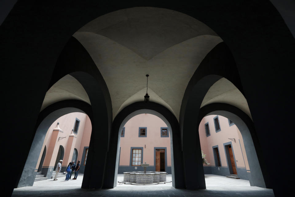 Personas visitan el exconvento de Santa Rosa en Puebla, México el 12 de septiembre de 2022. El exconvento es ahora un museo de arte popular, pero hace más de 300 años albergaba a monjas Dominicas, que se volvieron famosas por crear el mole poblano, una receta que es una de las favoritas de la gastronomía mexicana. (Foto AP/Pablo Spencer)