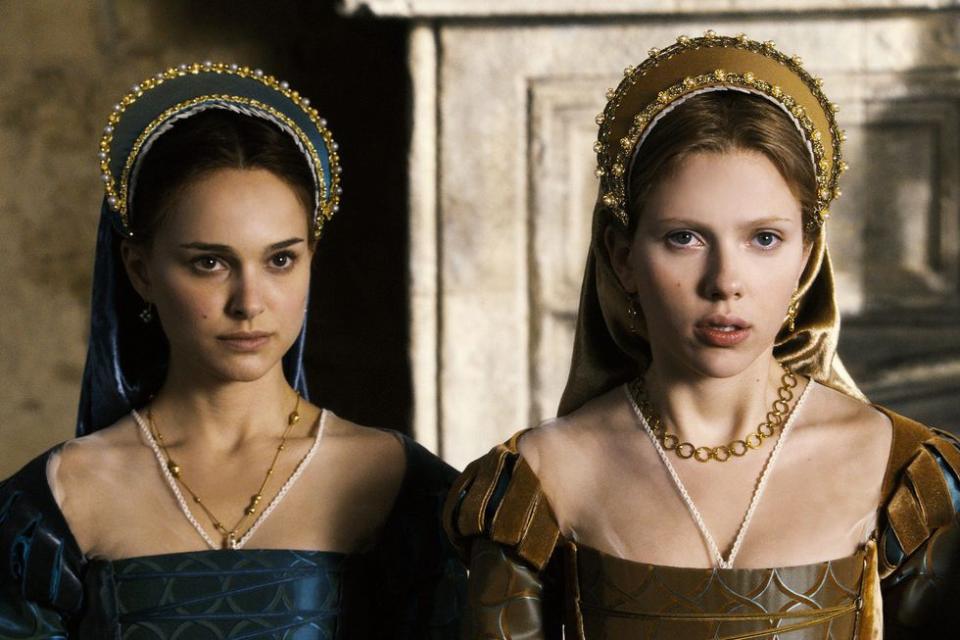 <p>有趣的是，同樣是演技派童星出身的「珍」娜塔莉波曼（Natalie Portman）也是好萊塢中出了名的「160女孩」，兩人曾在2008年的《美人心機 The Other Boleyn Girl》中飾演姐妹，畫面真的太唯美了！</p> <cite>《美人心機 THE OTHER BOLEYN GIRL》</cite>