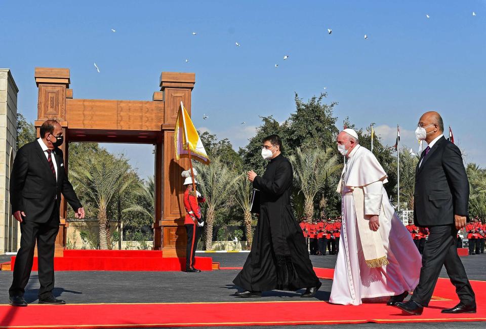 El Papa Francisco camina junto al presidente iraquí Barham Saleh durante una ceremonia de bienvenida en el palacio presidencial en Bagdad