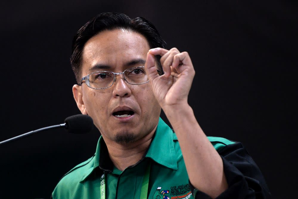 PAS Youth chief Khairil Nizam Khirudin (pic) said MIC president Tan Sri SA Vigneswaran should not have lashed out against PAS, and questioned why, as the leader of the Indians and Hindus, the latter had not sought a solution to the problem beforehand. — Picture by Mukhriz Hazim