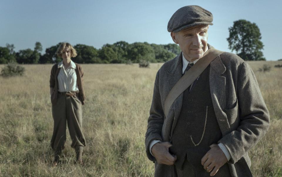 Carey Mulligan and Ralph Fiennes in The Dig - Netflix