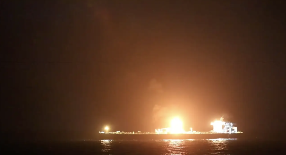 Die unter der Flagge der Marshallinseln fahrende und den Bermudas gehörende M/V Marlin Luanda, nachdem sie letzten Monat im Golf von Aden von einer ballistischen Rakete getroffen worden war. - Copyright: Screengrab/US Central Command